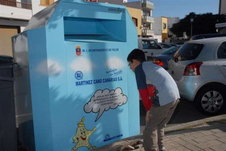 Imagen de archivo de uno de los contenedores de recogida de ropa repartidos por la ciudad (Foto TA)